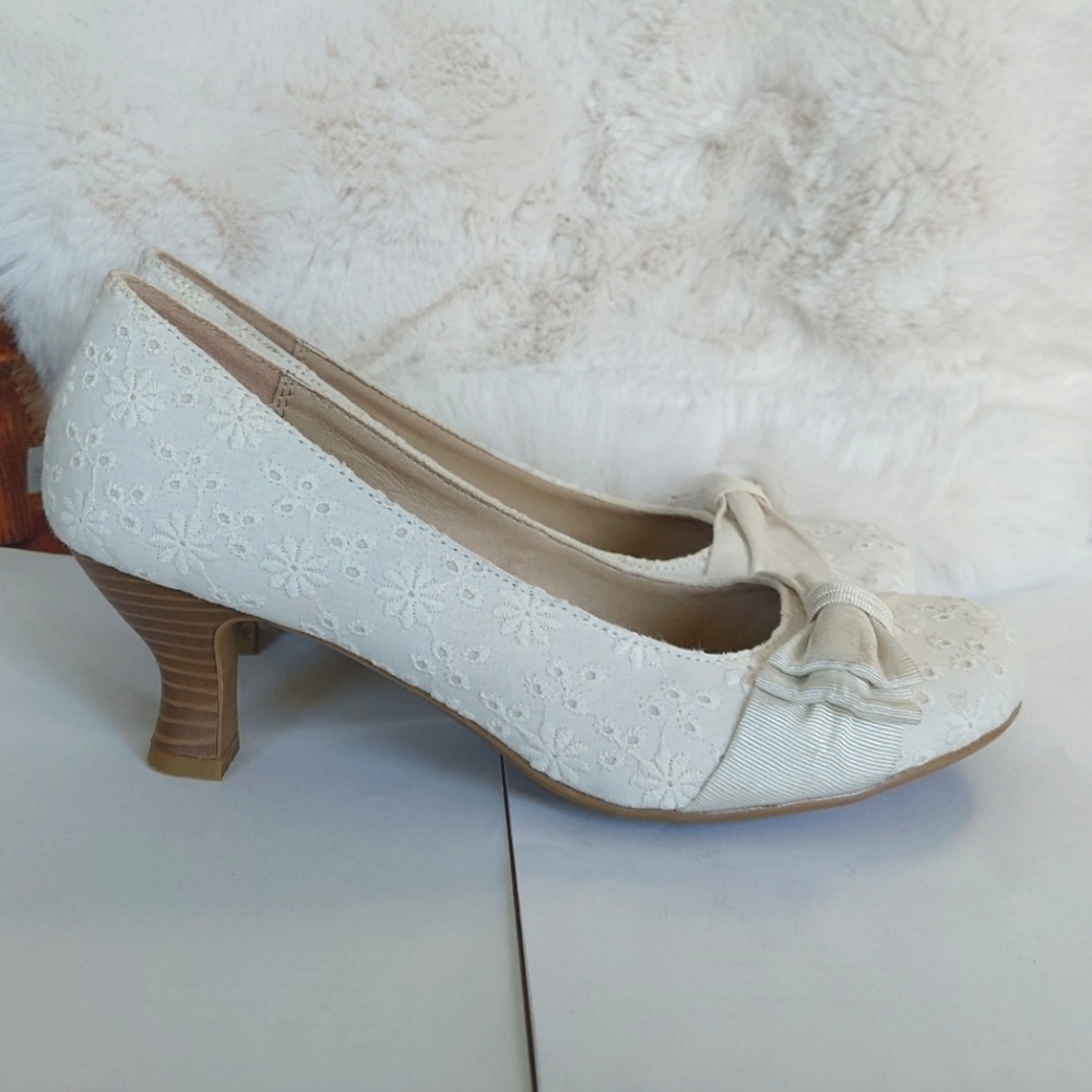 🚭 2.5″ heel white lace french kitten heels